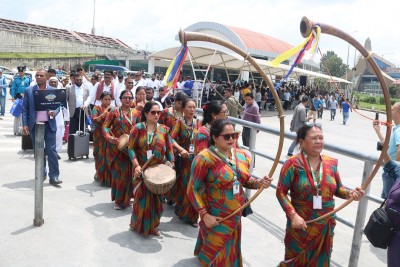 जहाज चार्टर्ड गरेर आएका बंगलादेशी पर्यटकलाई विमानस्थलमा पञ्चेबाजासहित स्वागत